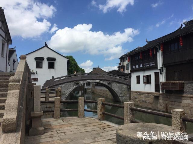 怎么样装修电视墙，会显得客厅大气？